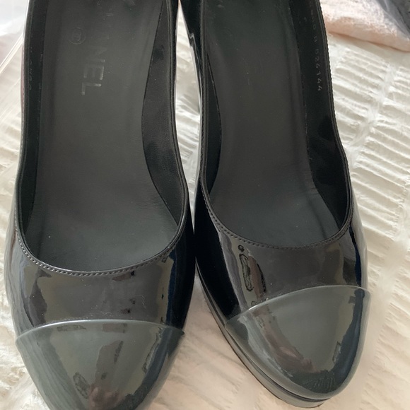 Chanel two toned black & grey high heel shoes 38.5 - Picture 2 of 10
